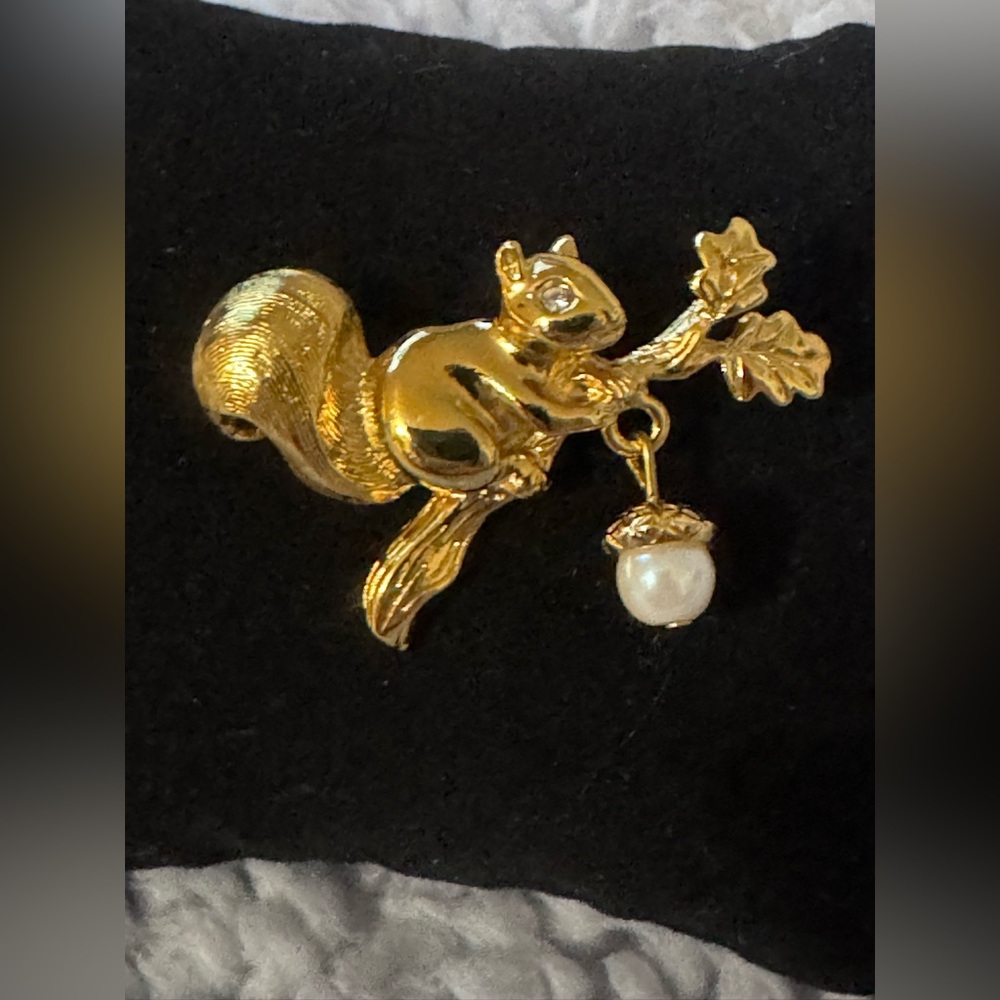 Avon Fall Friends Gold Squirrel Brooch with Pearl Charm